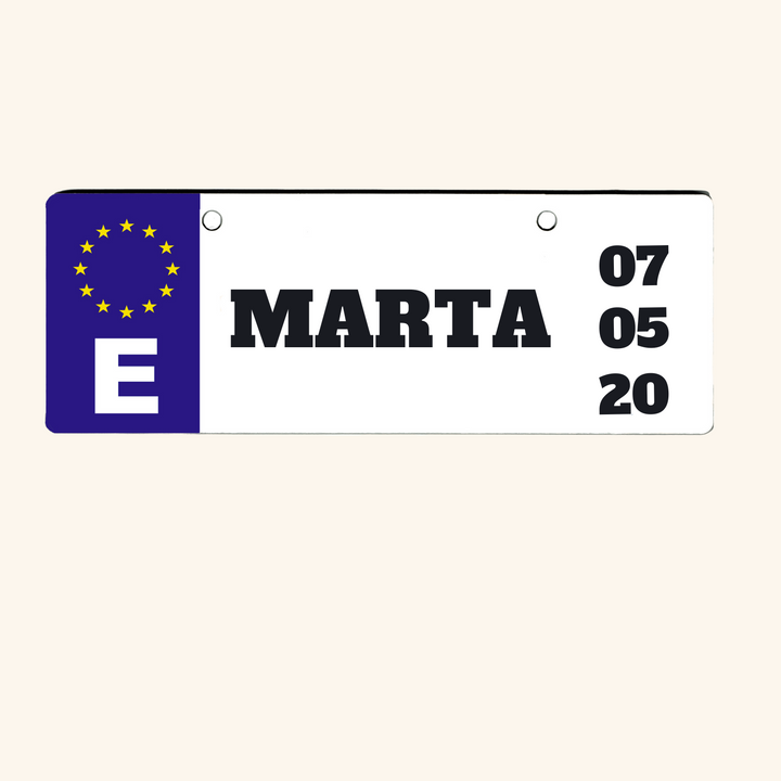 Matrícula infantil de madera personalizada con nombre y fecha